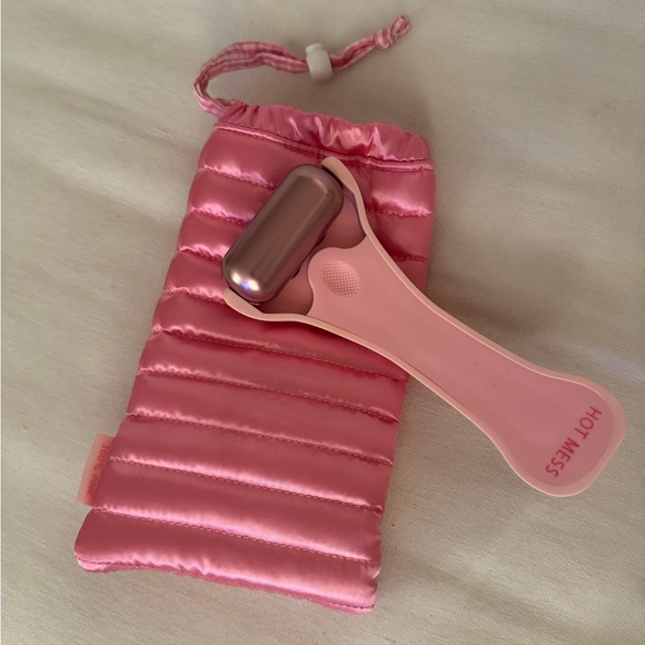 The Skinny Confidential Ice Roller + Sleeping Bag - Picture 2 of 4